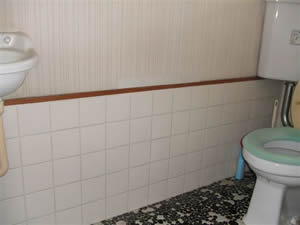改修前のトイレです。壁･床のタイルを撤去して、壁はクロスを床はCFを貼ります。
