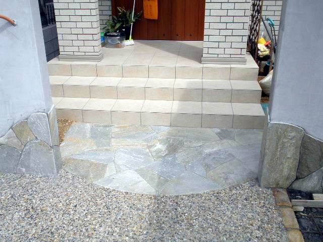 半円模様にも乱形石を使用しています。